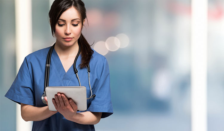 Stellenangebote-Zahnarzt-Chirurg von Sternberg Hamburg Auszubildende Zahnmedizinische Fachangestellte schreibt auf Tablet